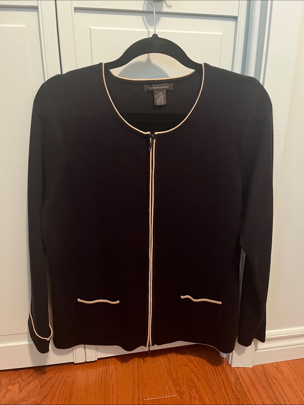Fashion essentials Black Zip-Front Knit Cardigan with Cream Trim
